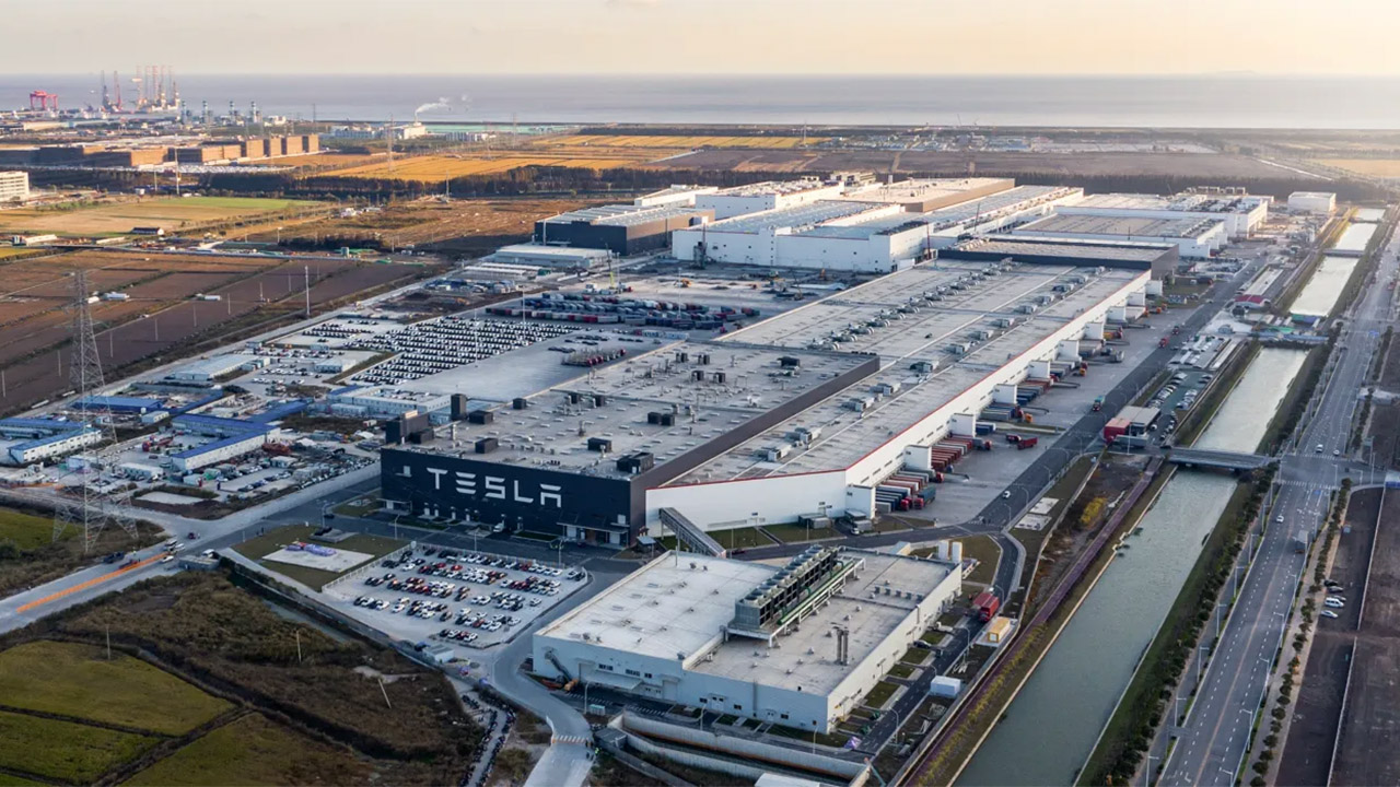 Tesla pronta all'aggiornamento della fabbrica di Shanghai: produrrà fino a 21.000 auto a settimana