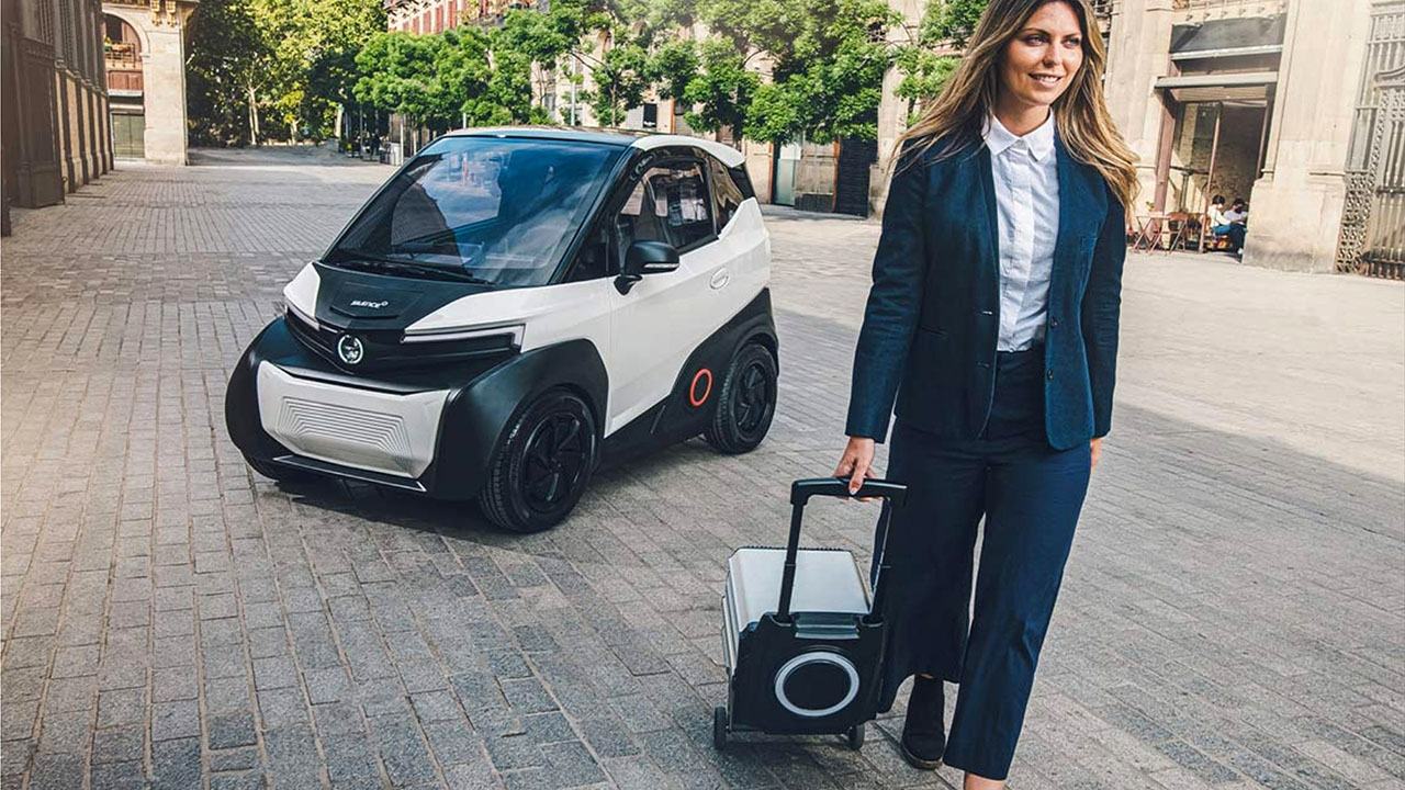 Silence presenta S04, la micro car con la batteria rimovibile: diventa un trolley e la porti a casa