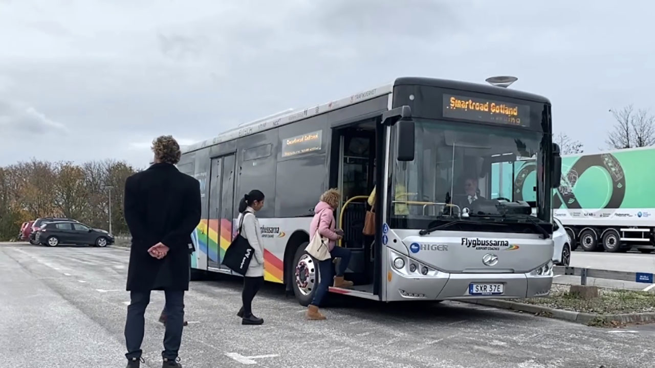 Ecco l'autobus elettrico che si ricarica dalla strada: in servizio il trasporto pubblico wireless charging