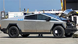 Elon Musk svela che c'&egrave; anche il Cybertruck Performance. In arrivo versione a tre motori?