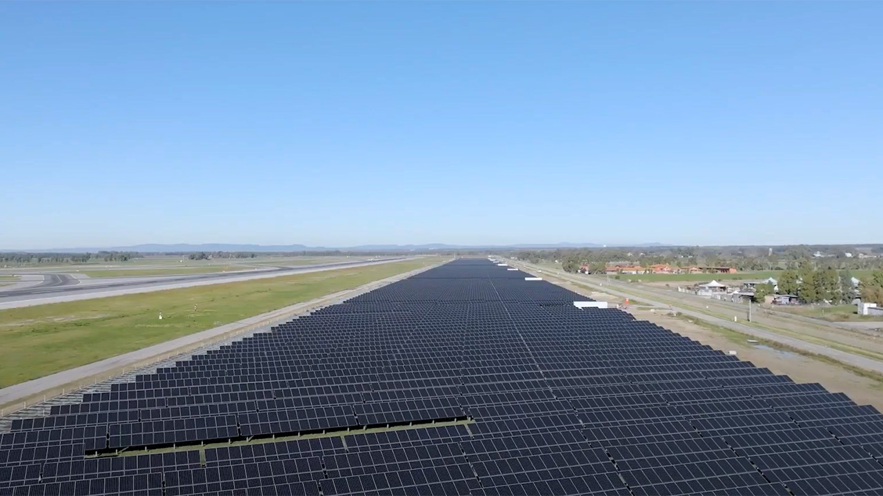 Fotovoltaico sulla pista, e accumulo con batterie di auto: Fiumicino ha il primato europeo 