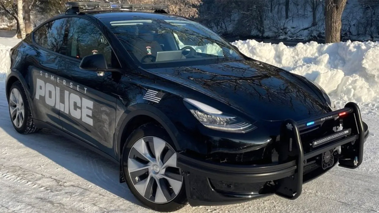 Tesla Model Y come auto della polizia, con interni modificati. Il capo spiega come farà risparmiare 80.000 dollari