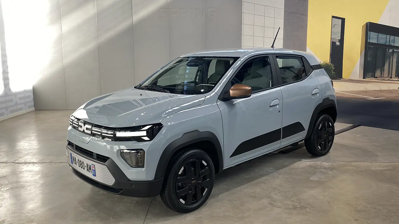 Dacia svela Spring 2026: nuova batteria LFP piatta e nuovi motori più potenti