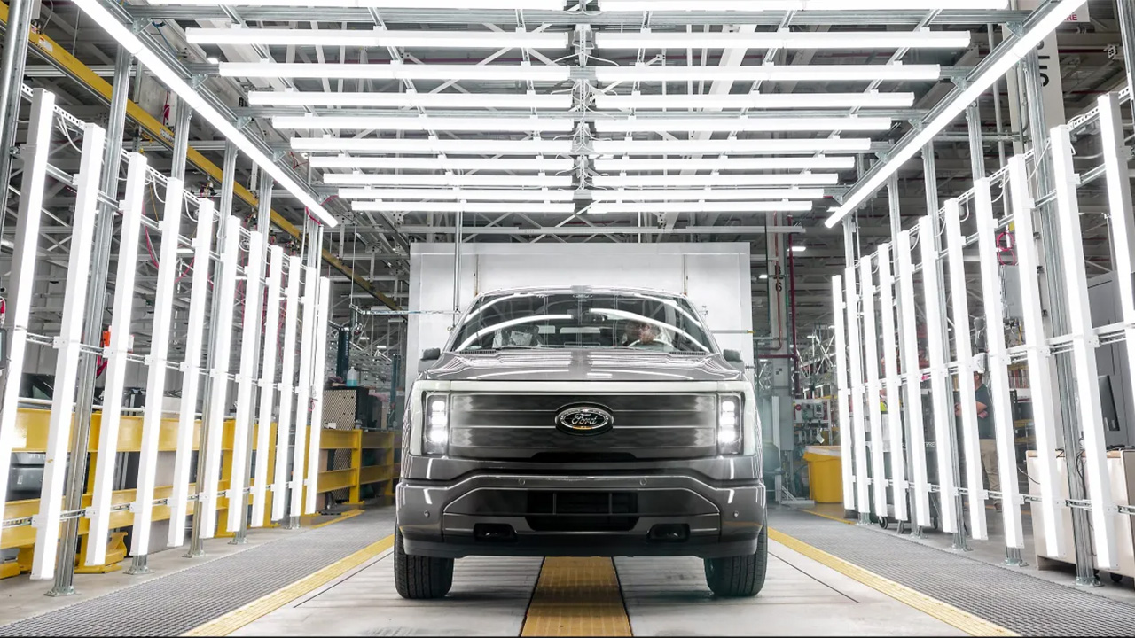 Ford inizia ufficialmente la produzione del pick-up elettrico F-150 Lightning