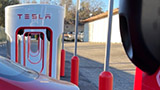 Furti alla vecchia maniera: rubati tutti i cavi da un Supercharger Tesla