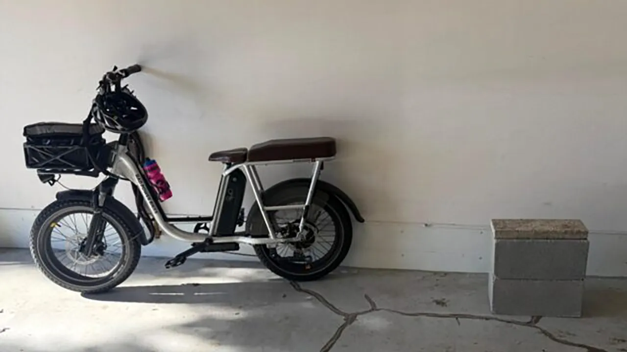 Batteria e-bike a rischio incendio? L'ingenua soluzione di un utente (e i rimedi reali in vendita)