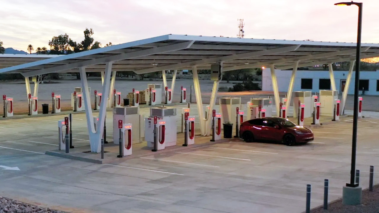 Il pazzesco nuovo Supercharger Tesla: più di 160 stalli, con batteria e fotovoltaico