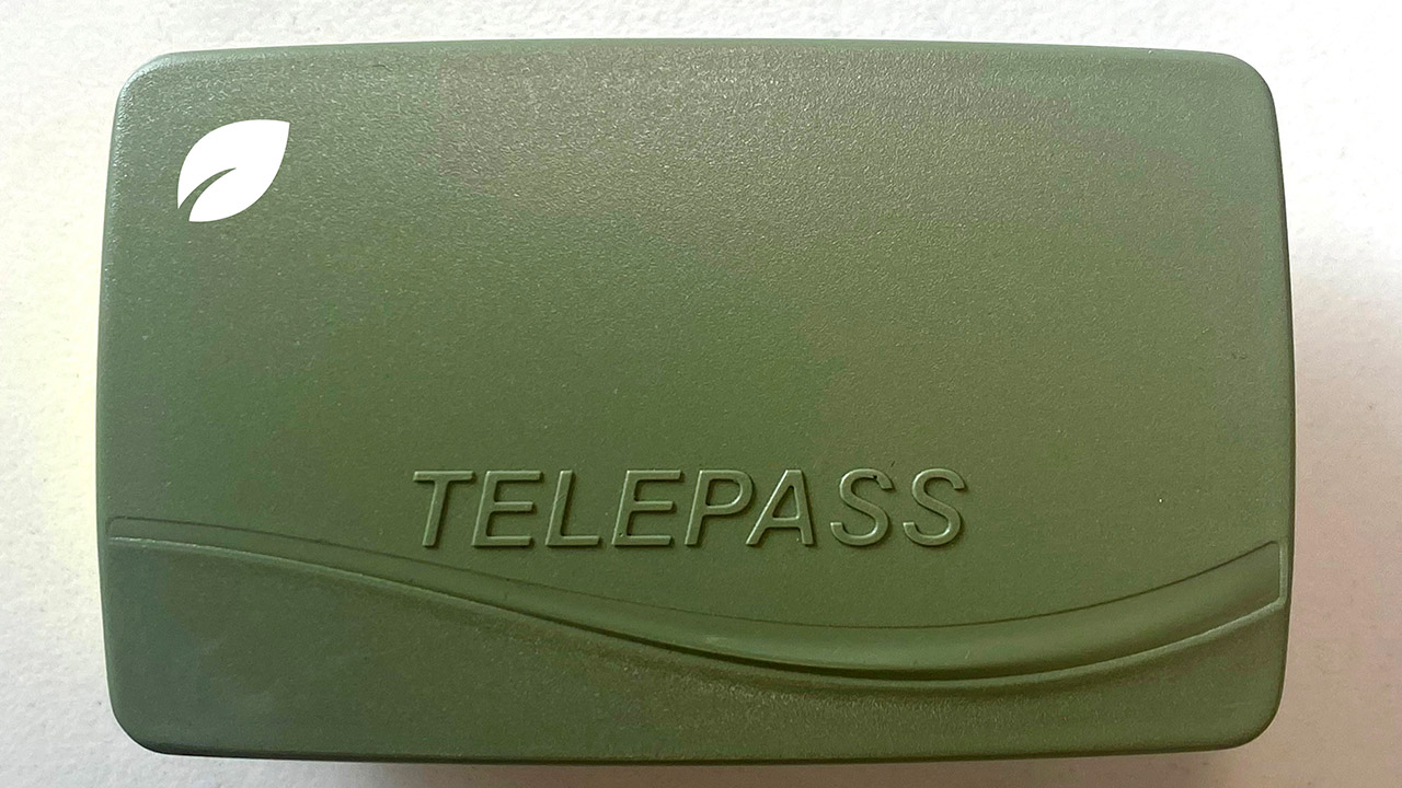 Arriva il Telepass verde, di nome e di fatto, costruito con le scocche dei dispositivi dismessi