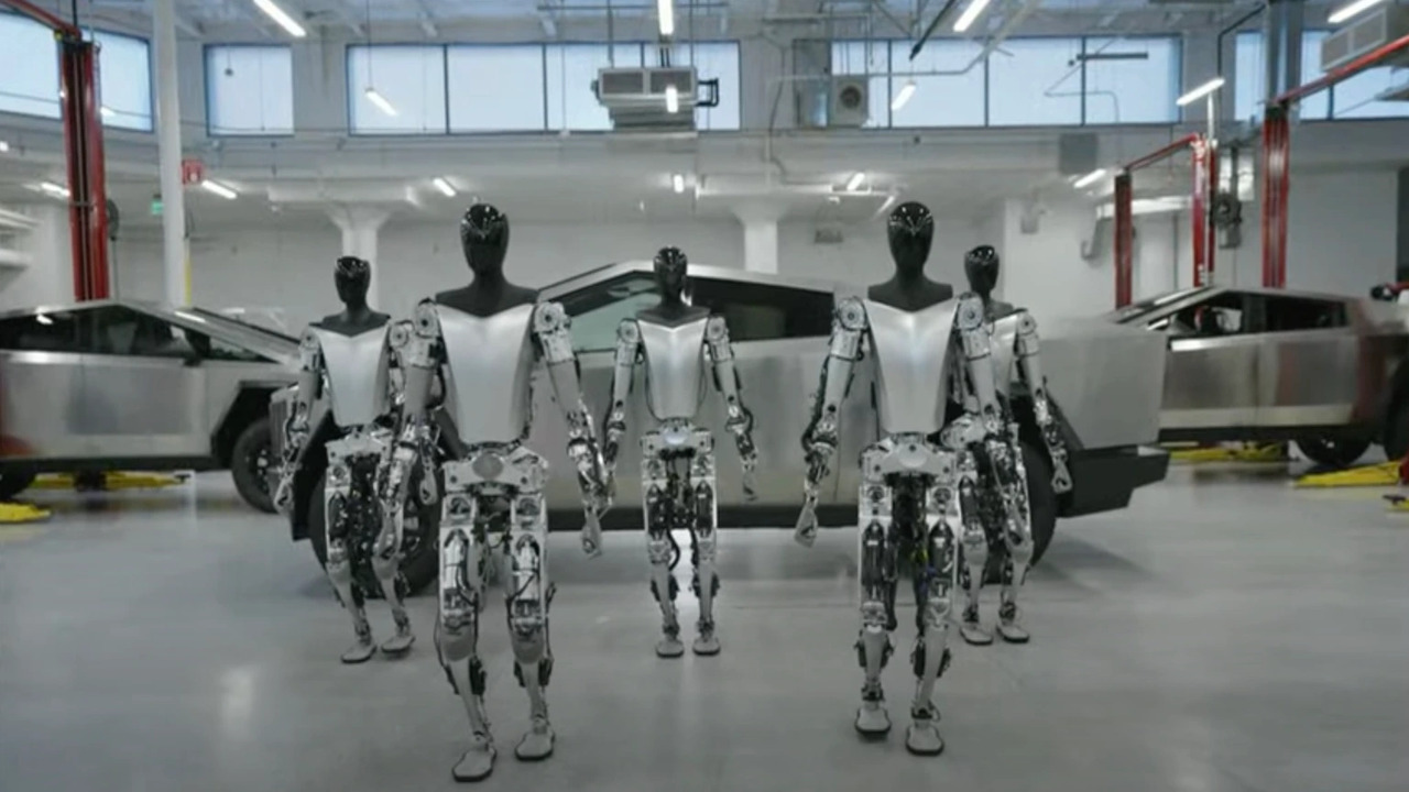 Optimus, il robot umanoide di Tesla, in commercio entro la fine dell'anno prossimo. Parola di Elon Musk