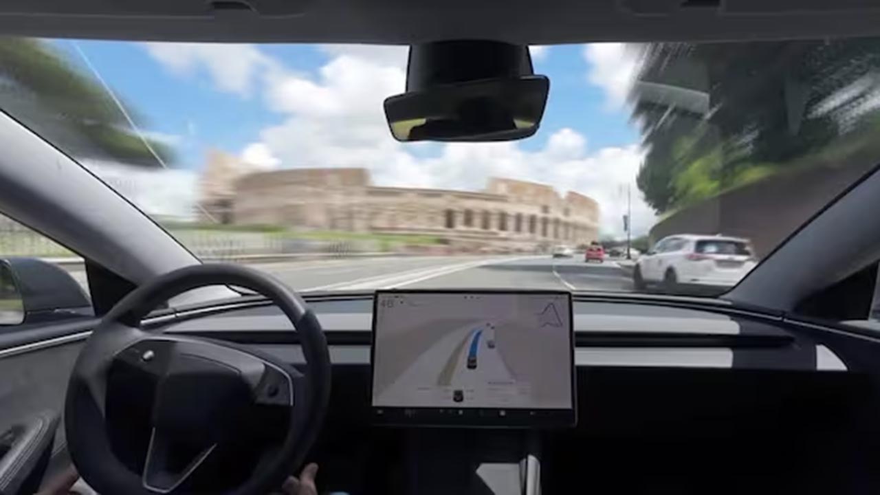 Tesla porta la guida autonoma nel cuore di Roma: il video della Model 3 nel traffico è impressionante