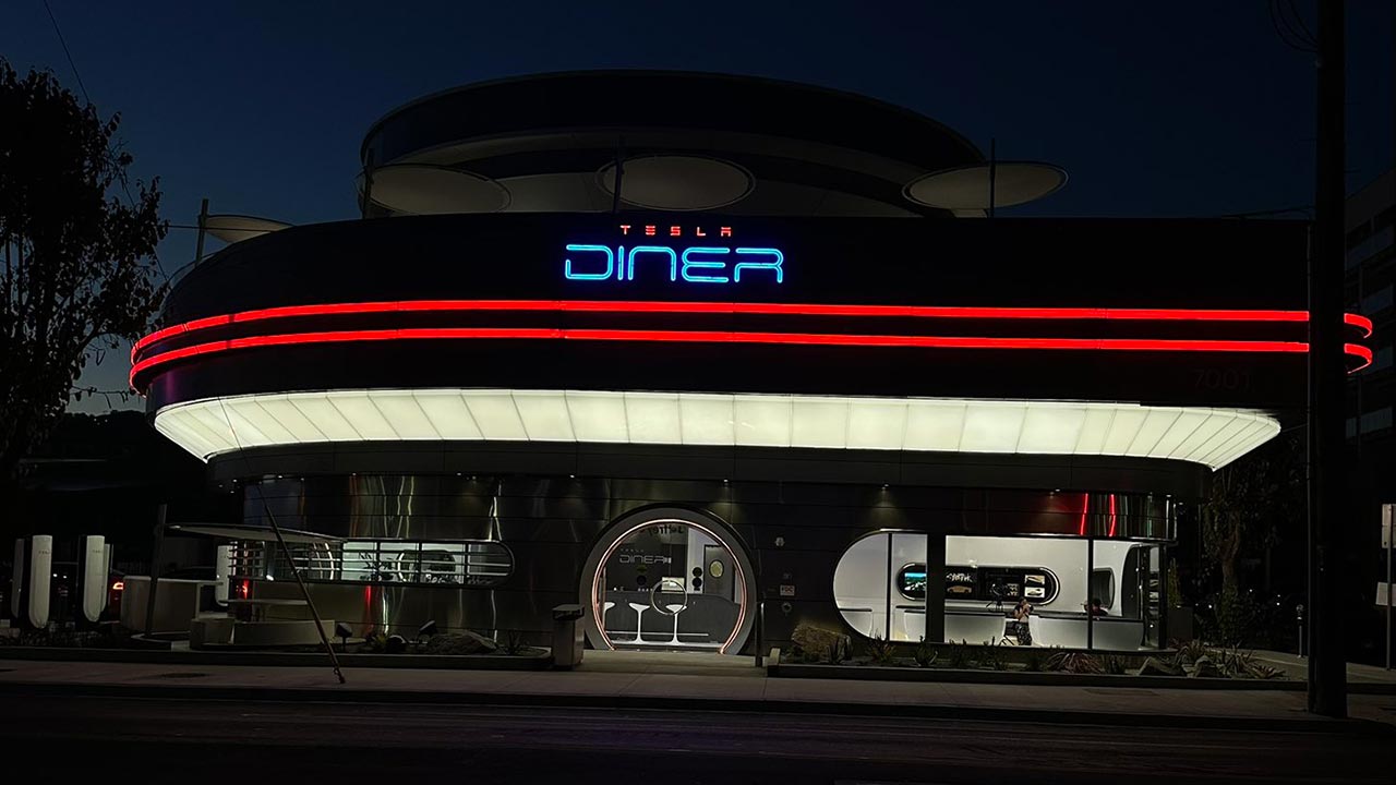 Elon Musk apre un ristorante: ecco il primo Tesla Diner! Supercharger e schermi cinematografici giganti
