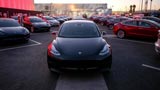 Tesla Model 3, un hack disabilita le notifiche di Autopilot, il contachilometri, i controlli climatici e molte altre funzioni