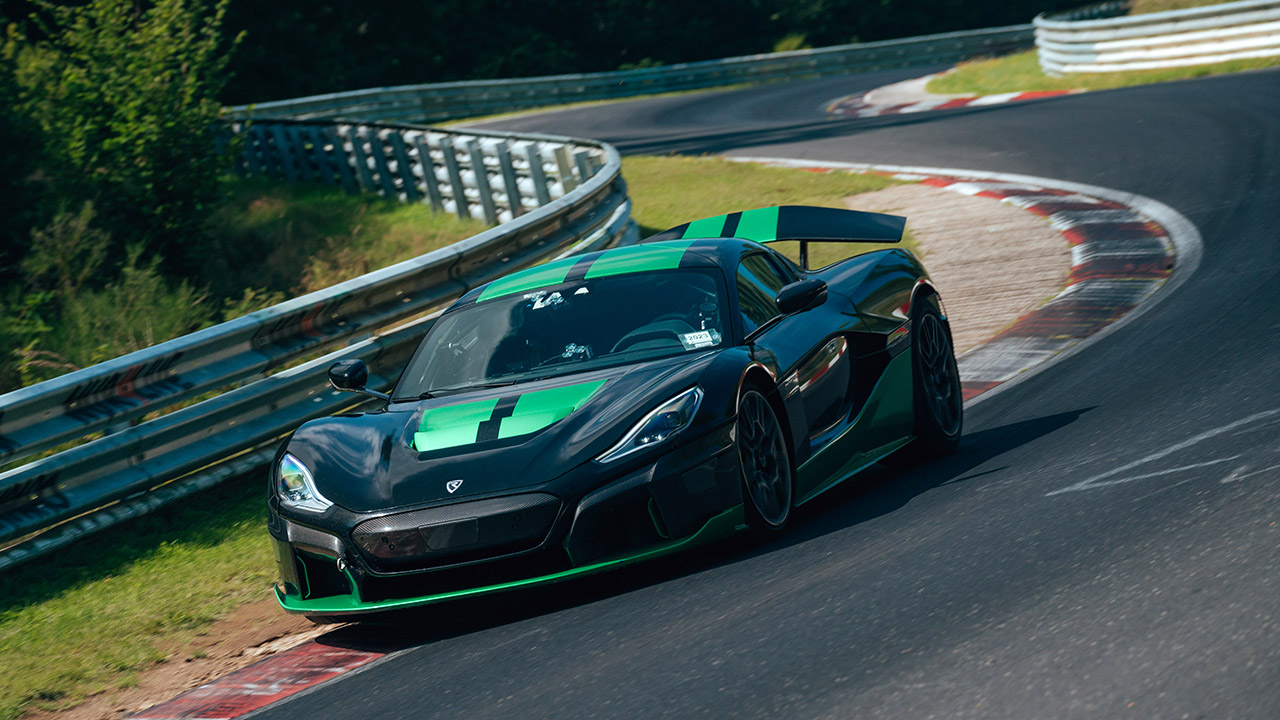 La Rimac Nevera batte il record al Nürburgring, si celebra con 12 esemplari Time Attack | Video