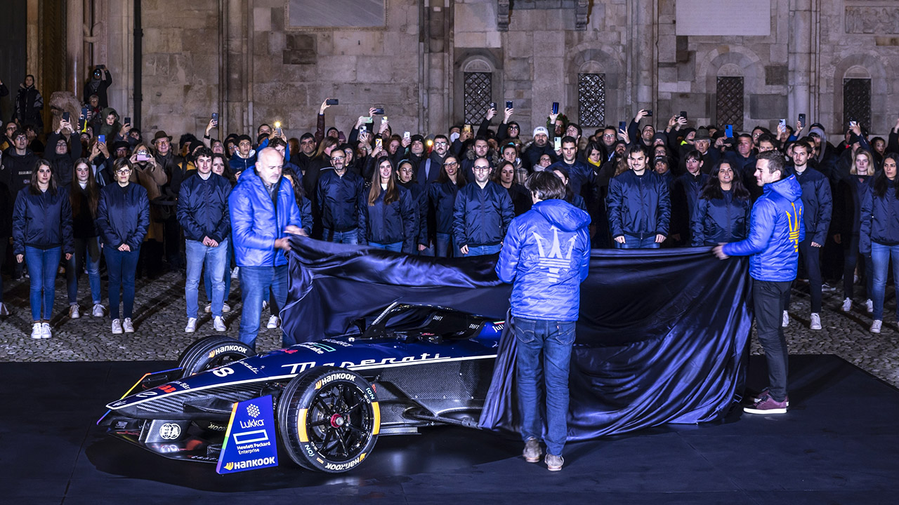 Maserati toglie il velo alla monoposto di Formula E: nome storico e colore di casa