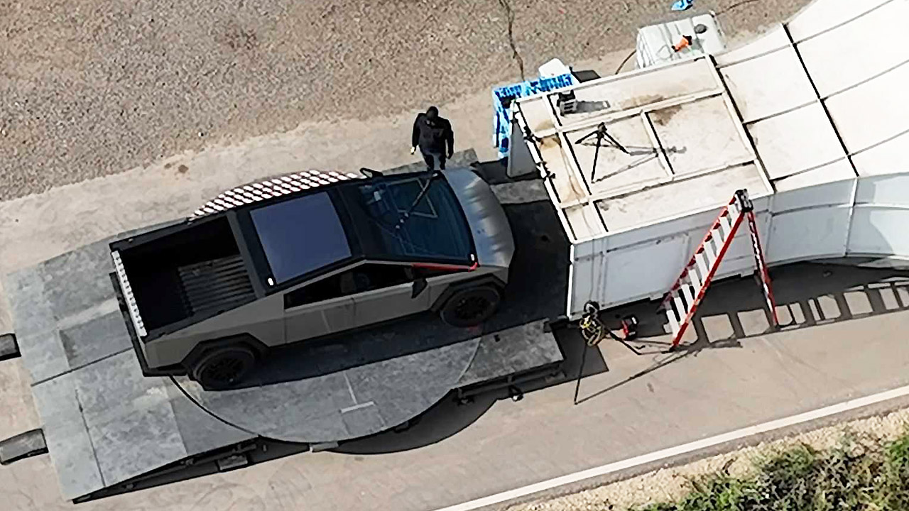 Tesla Cybertruck testa il maxi tergicristallo con la galleria del vento. La produzione è vicina