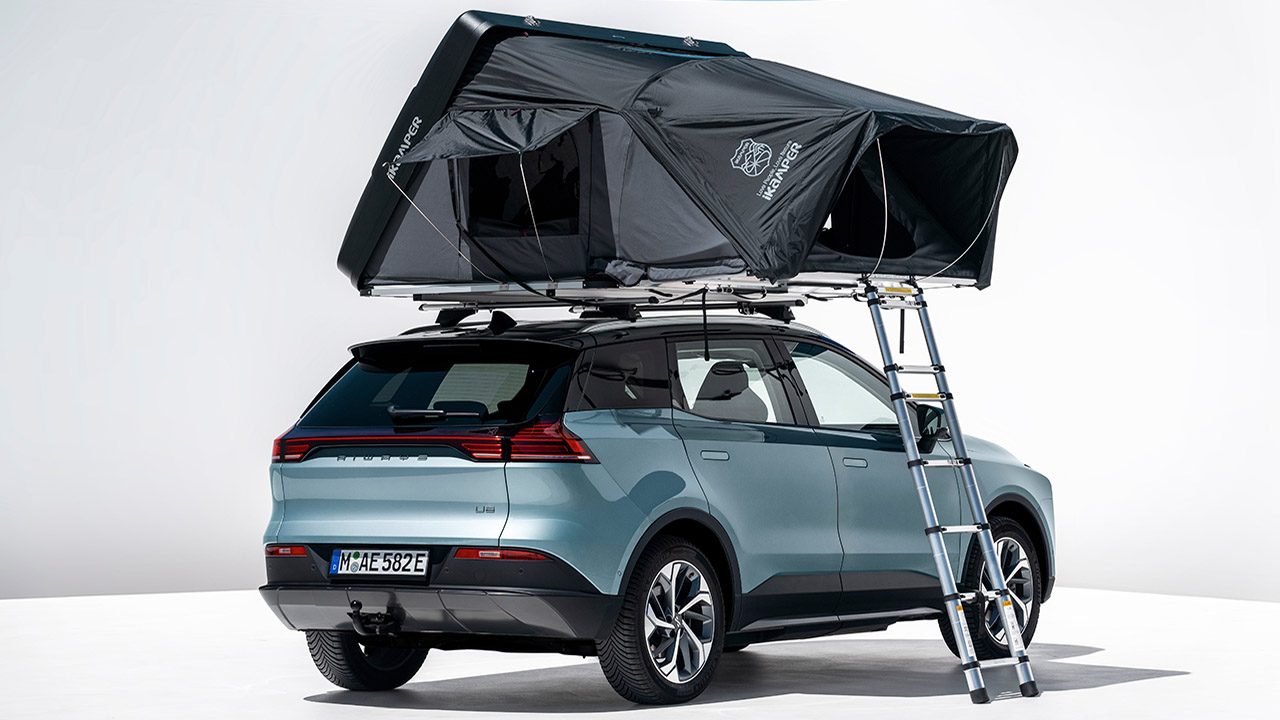 La Aiways U5 diventa un micro camper sostenibile grazie alla tenda iKamper Skycamp 3.0