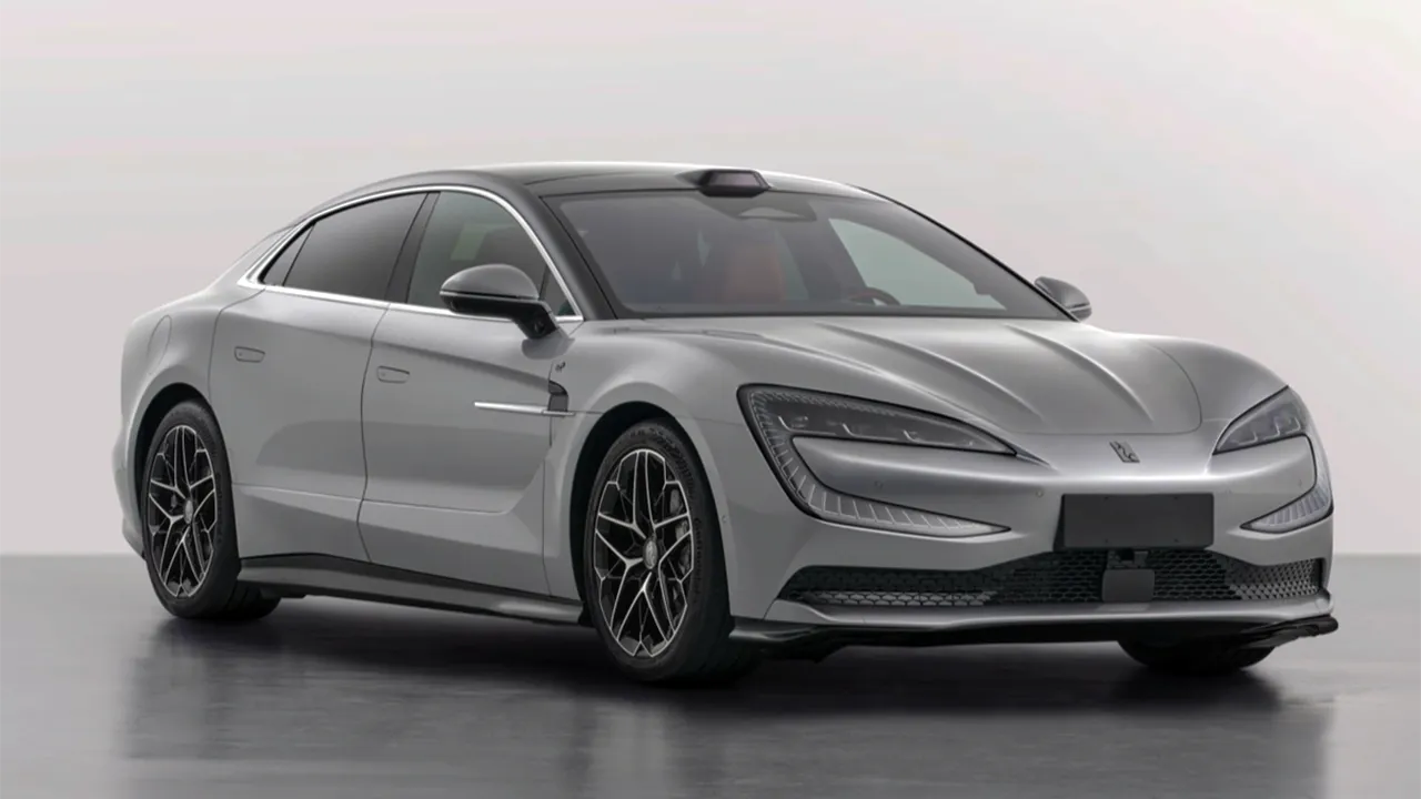 Le specifiche fuori di testa della Yangwang U7: batteria enorme e pi&ugrave; di 1.000 CV