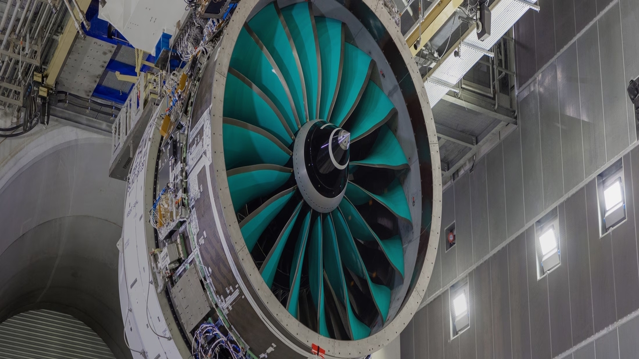 Rolls-Royce fa marcia indietro sugli aerei elettrici, puntando su carburanti a basse emissioni