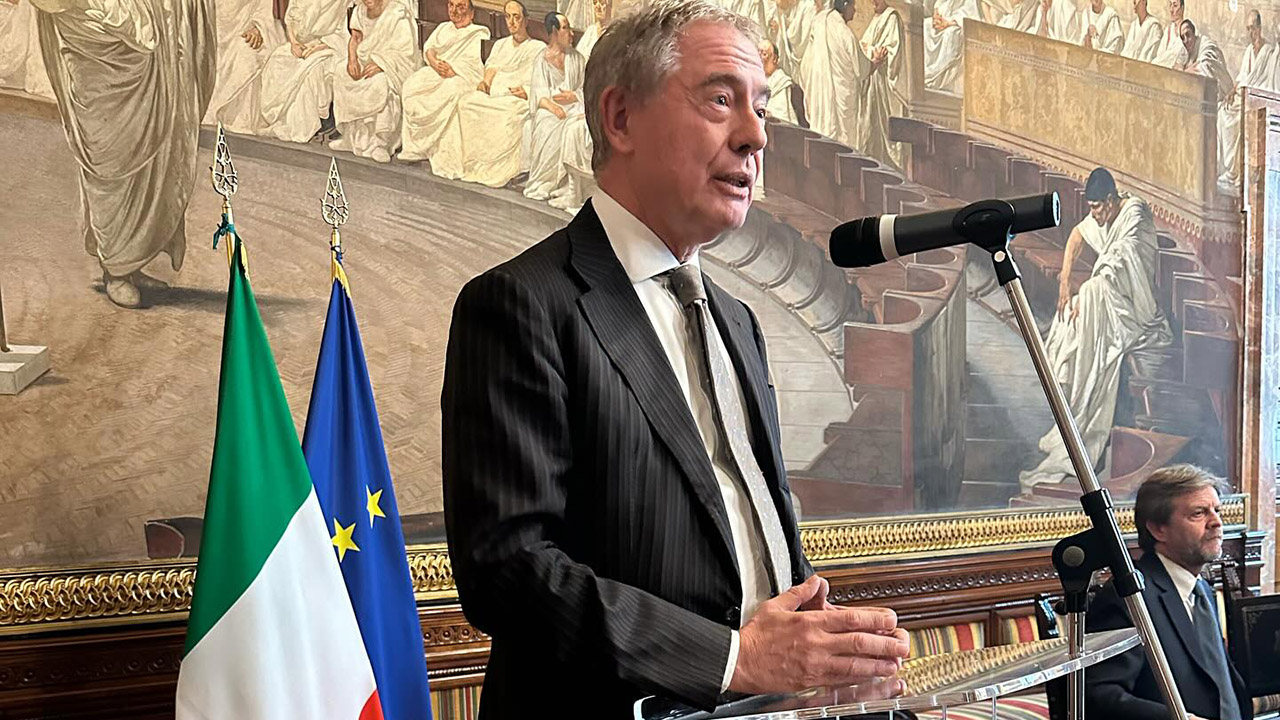 Il governo italiano chiede all'Europa di rivedere lo stop di auto a benzina e diesel