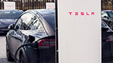 Ecco il Tesla Supercharger V4 con lettore di carta di credito, video esempio di ricarica per auto non-Tesla