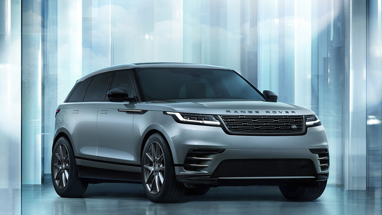 Range Rover Velar, ecco il primo restyling per l'elegante SUV. Focus su interni e tecnologia