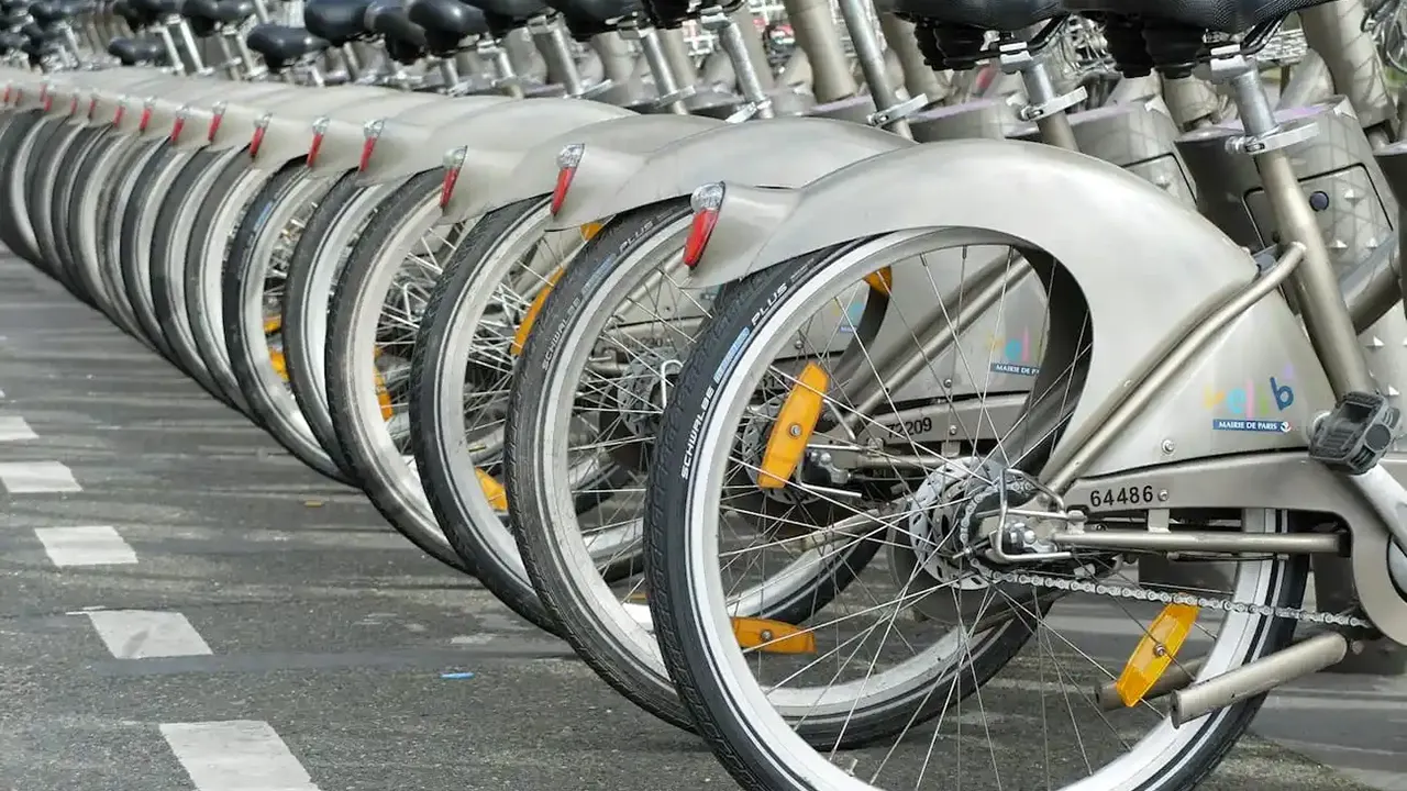 Il bike sharging di Parigi ha un grosso problema: boom di furti di bici e e-bike