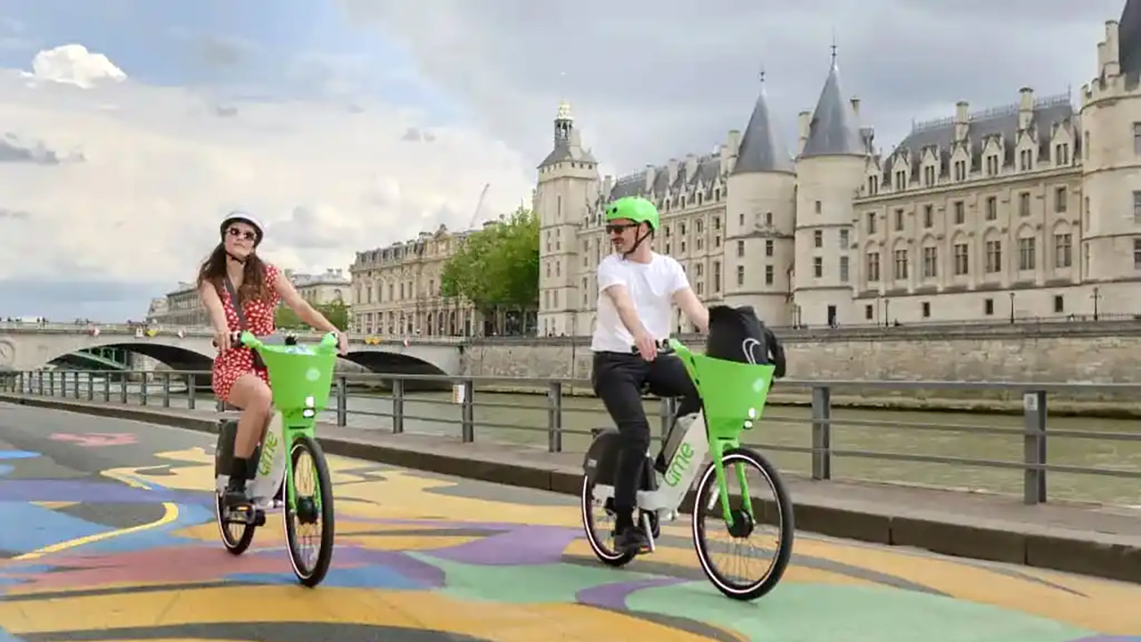 La soluzione di Parigi al traffico delle Olimpiadi: 60 km di ciclabili con colore specifico