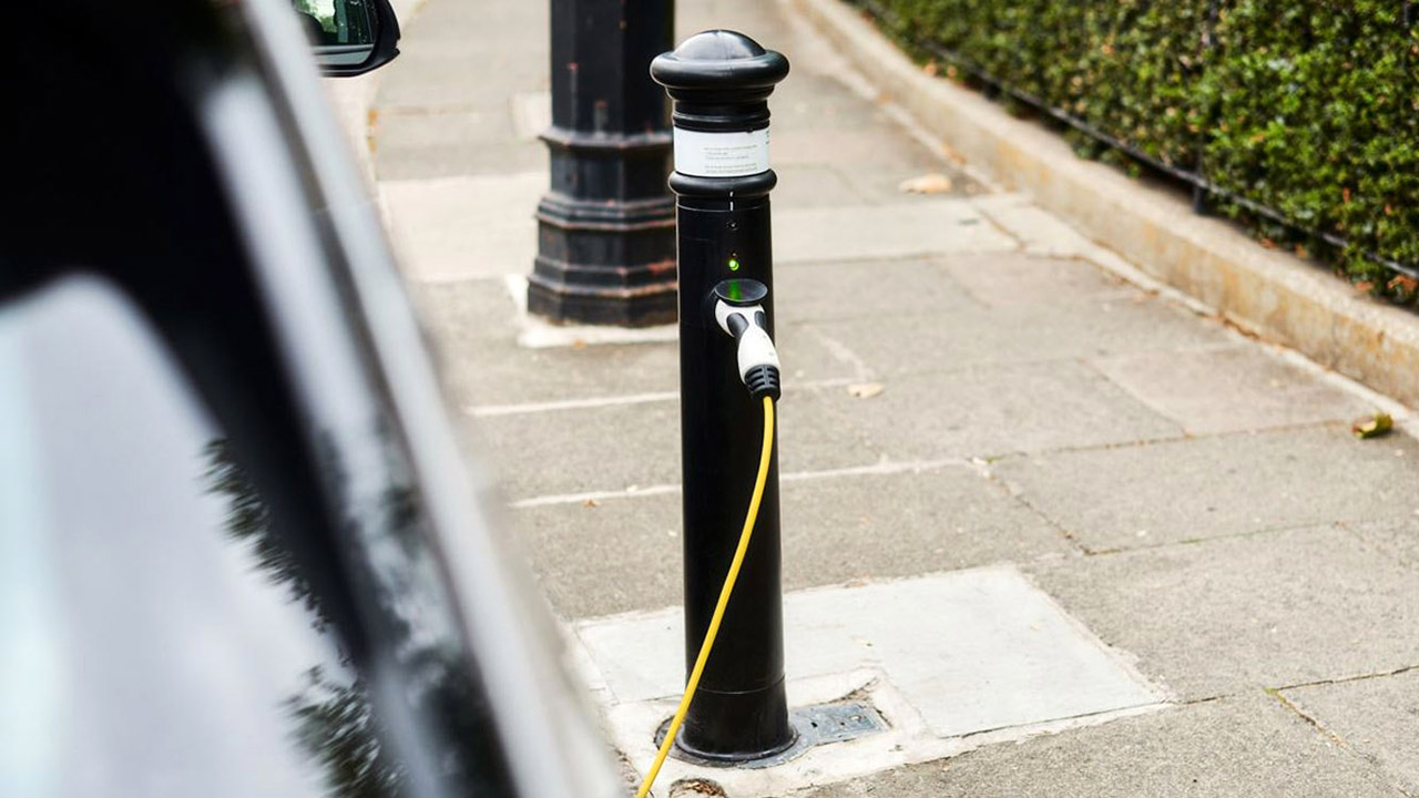 A Londra arrivano altri 1.050 punti di ricarica nei lampioni, 5 kW per ogni postazione