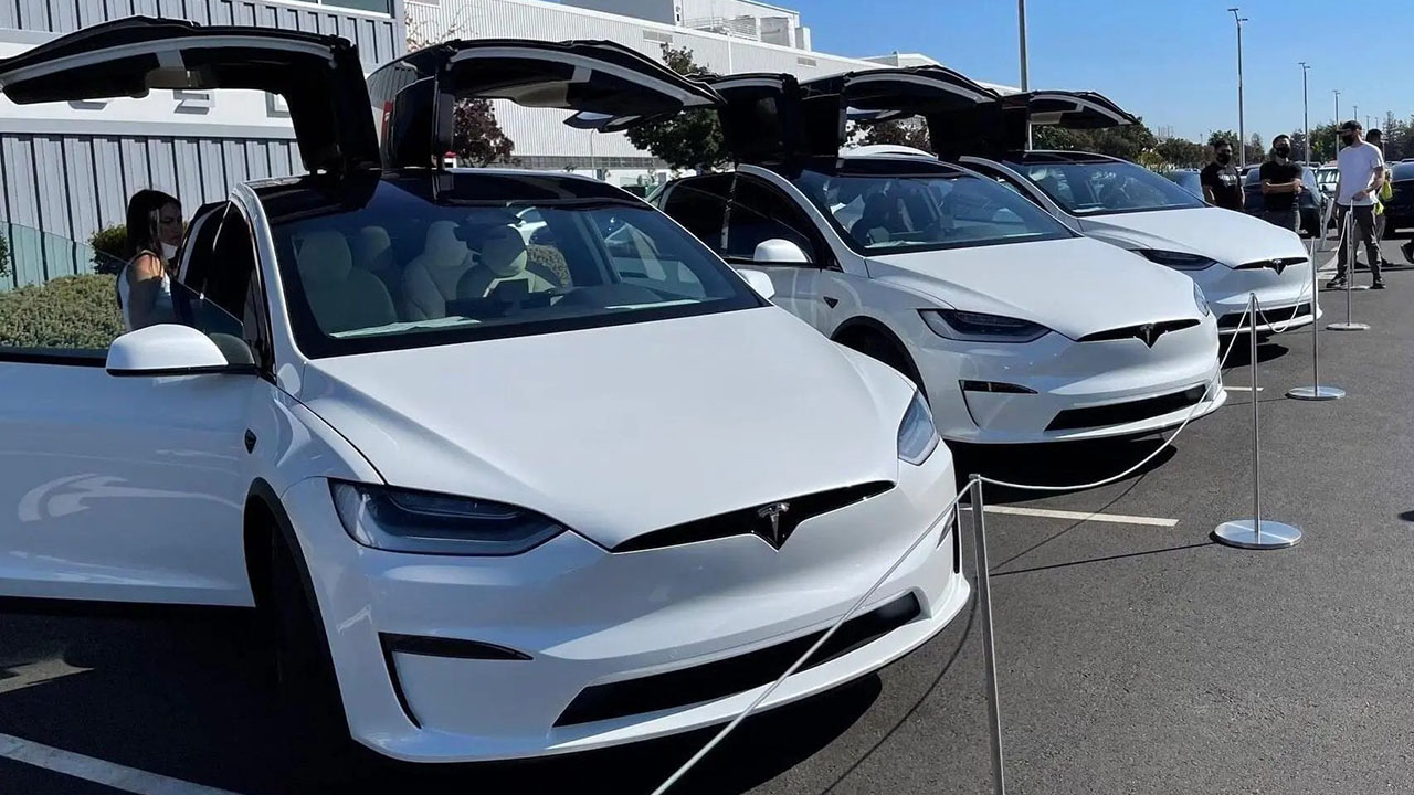 Iniziano le consegne della nuova Tesla Model X: nuovo design, nuovi interni, ma in Italia è in ritardo