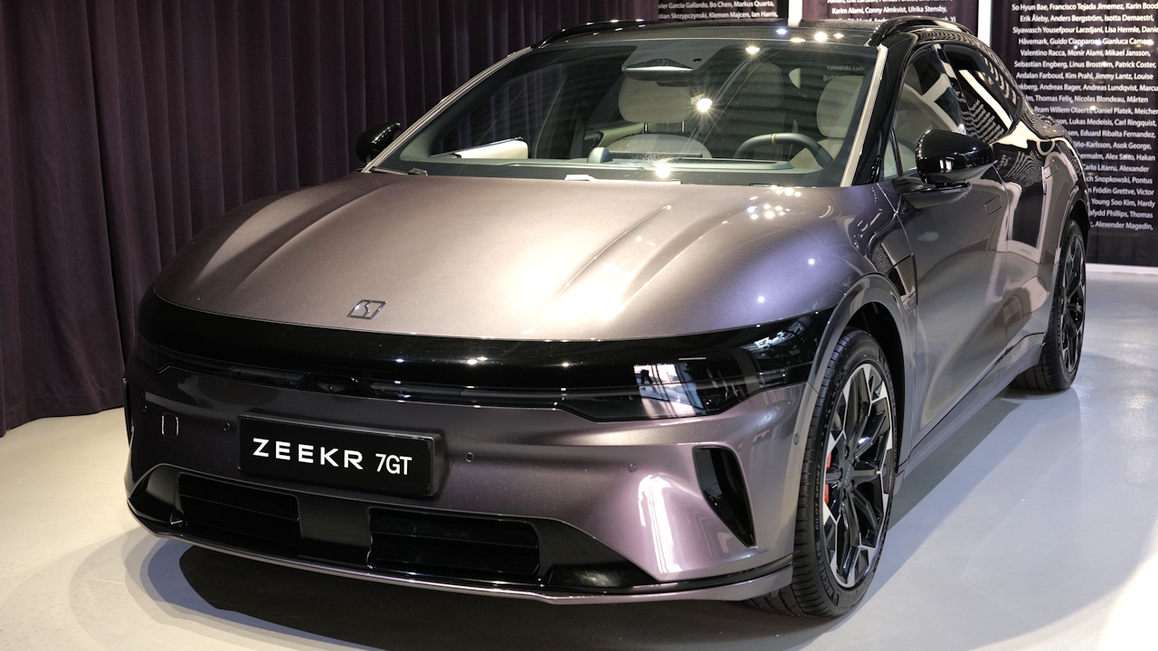 Zeekr 7GT debutta in Italia alla Milano Design Week: la berlina elettrica che vuole rimettere il guidatore al centro