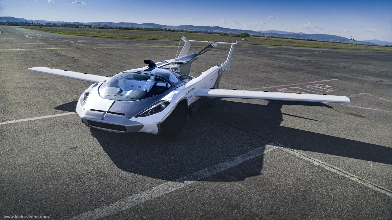 L'auto volante adesso è realtà! Ecco il veicolo che si trasforma da auto in aereo | VIDEO