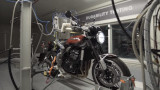 Akrapovic, un curioso Robot in sella alle moto per collaudarne lo scarico