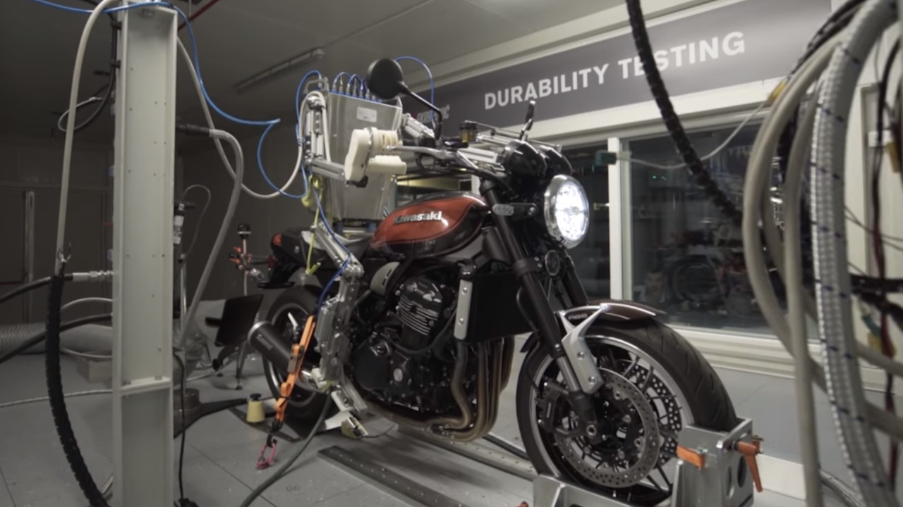 Akrapovic, un curioso Robot in sella alle moto per collaudarne lo scarico