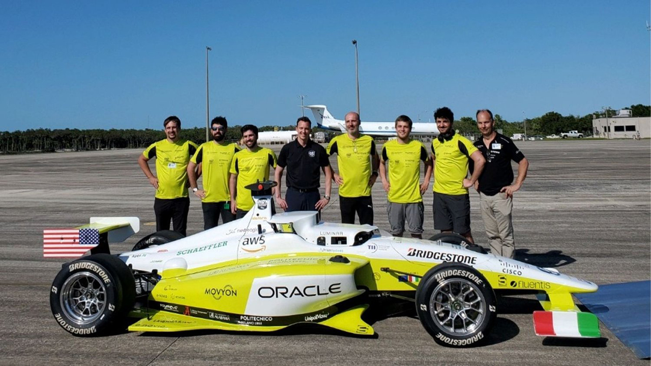 La prima auto da corsa a guida autonoma a superare i 300 km/h è italiana!