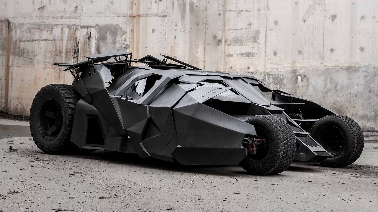 La Batmobile è realtà ed è completamente elettrica! Eccola alla guida | VIDEO