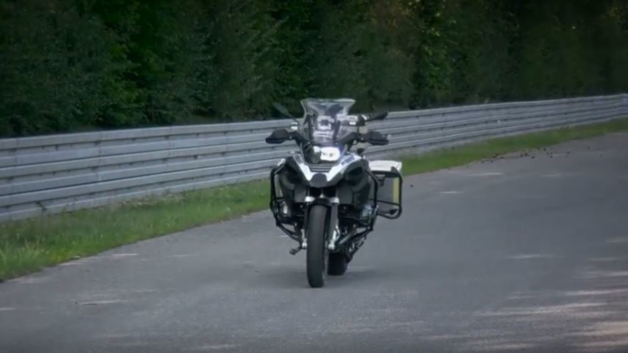 Moto a guida autonoma, ci pensa BMW con il suo R 1200 GS: ecco i video