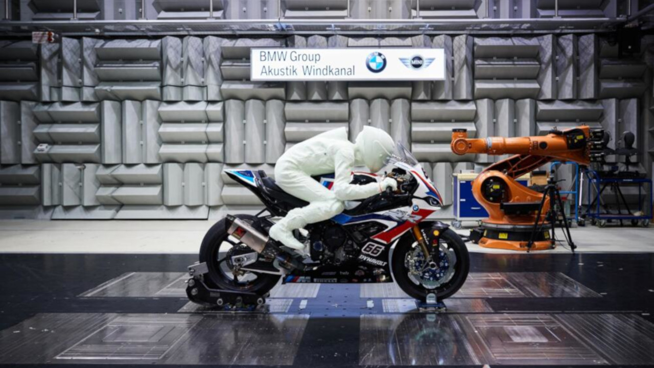 Piloti stampati in 3D, BMW usa loro fedeli riproduzioni per i test prolungati in galleria del vento