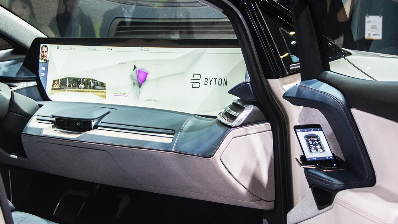 Byton: al via la produzione della prima auto elettrica, con display curvo da 48''