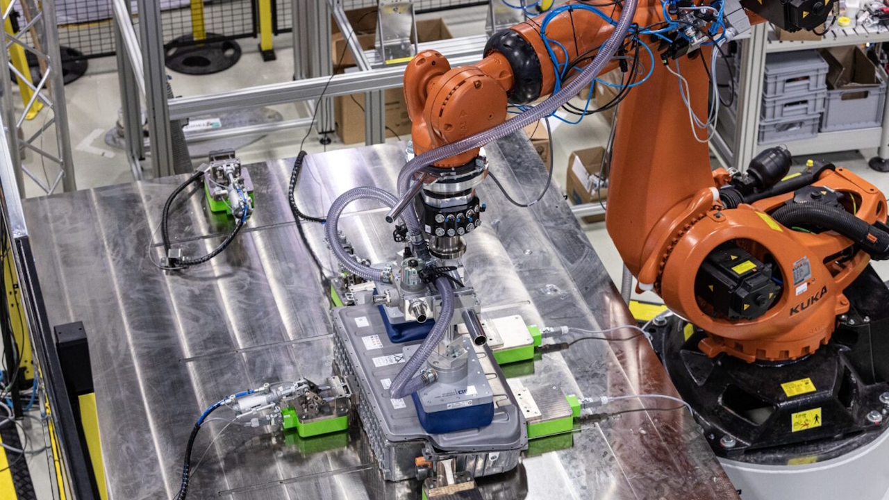 Batterie EV difficili da riciclare: il problema si chiama cell-to-pack, la soluzione � robotica