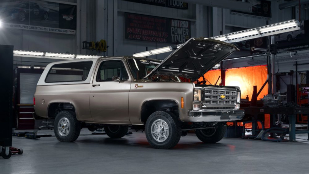 Chevy K5 Blazer-E, l'iconico fuoristrada diventa elettrico con un kit ufficiale General Motors