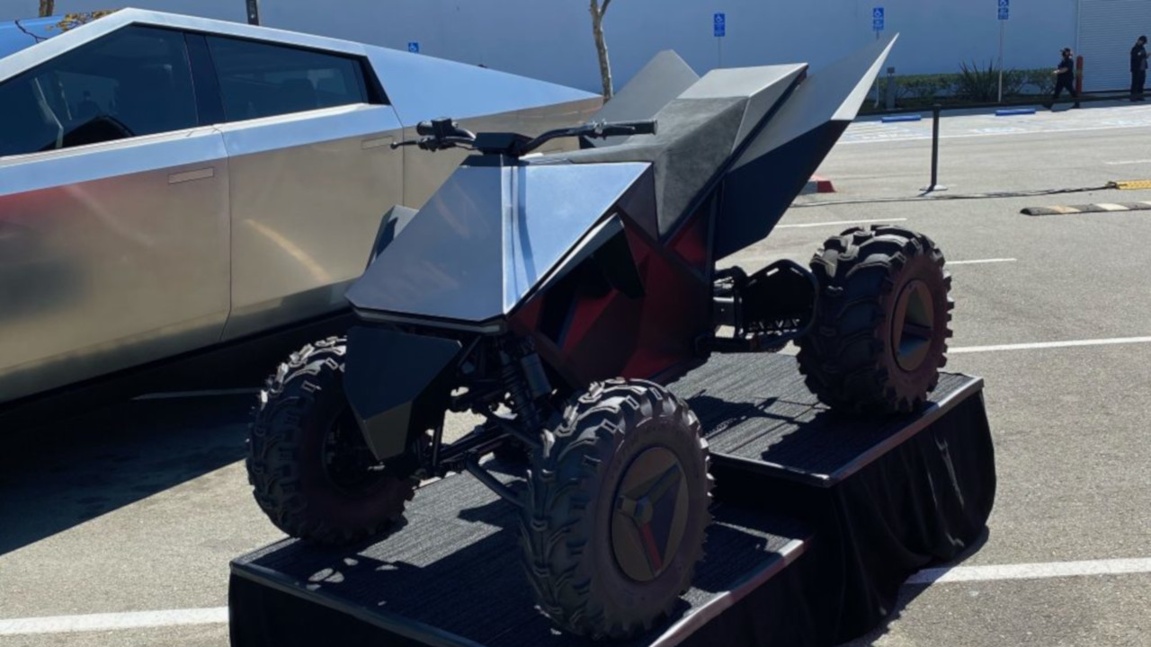 Il Tesla Cyberquad si mostra in alcune foto ravvicinate