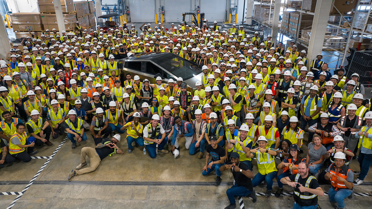 Tesla ha costruito il suo primo Cybertruck alla Giga Texas: la foto per celebrare l'evento