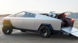 Tesla Cybertruck e Cyberquad tra le mani di Jay Leno nella quinta stagione di Jay Leno's Garage