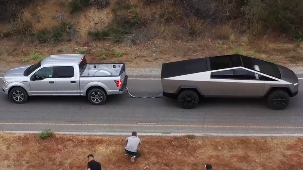 Tesla Cybertruck e Ford F-150 protagonisti di un originale tiro alla fune