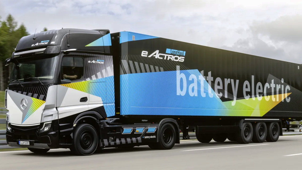 Il camion elettrico Mercedes con più autonomia: eActros ha una batteria come 6 Tesla