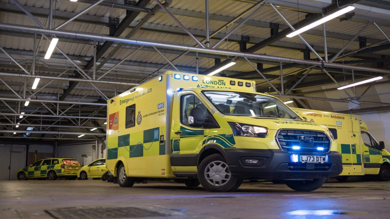 Ford pronta a fornire ambulanze a zero emissioni per il primo soccorso al Regno Unito  