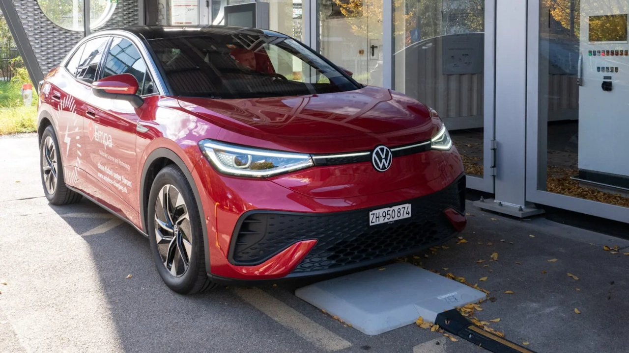 Ricarica elettrica senza cavi: in Svizzera arrivano le prime auto approvate per il 'pieno' wireless