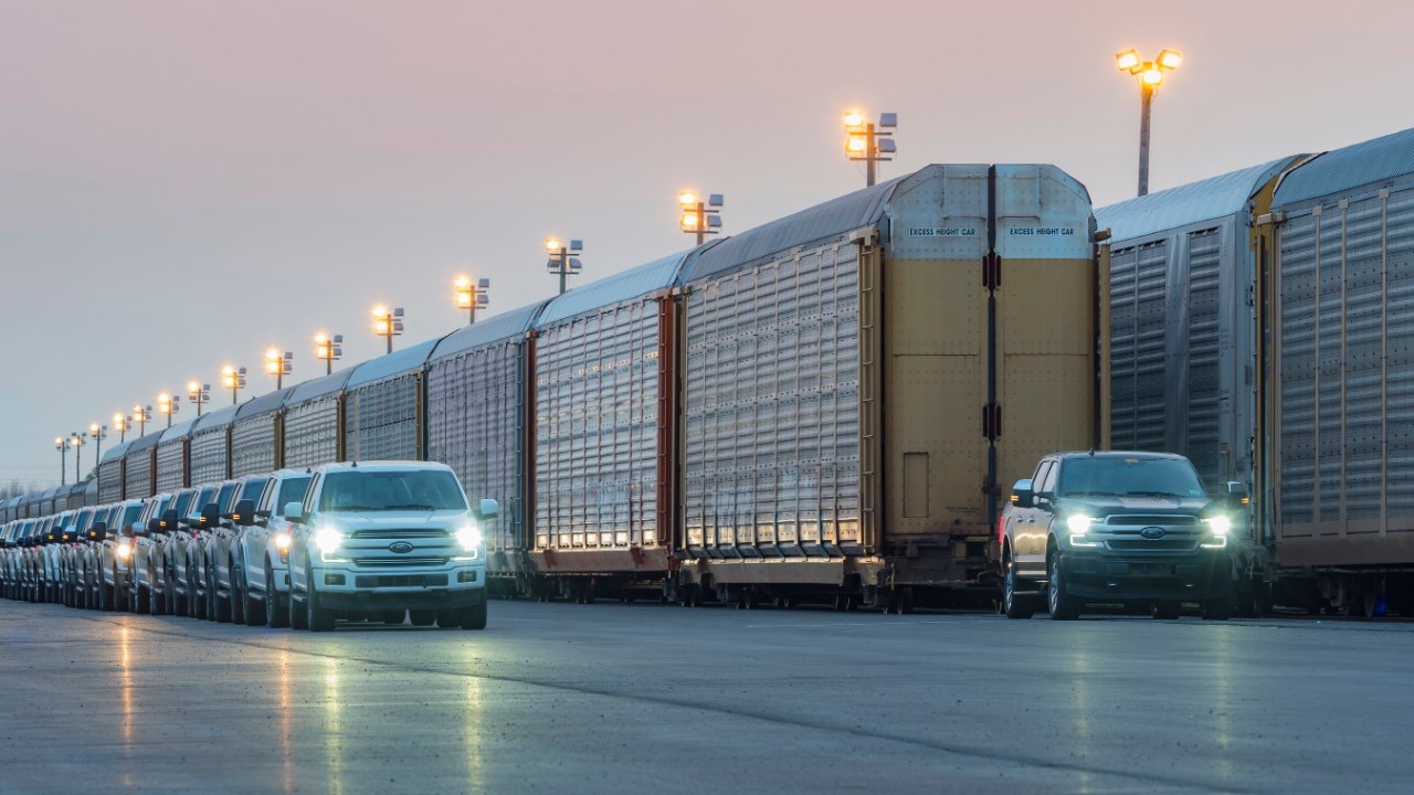 Ford F-150: un modello elettrico d prova di forza trainando 450 tonnellate