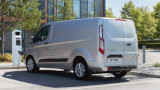 Ford presenta Transit Custom Plug-in Hybrid: elettrico ma a benzina, il miglior compromesso attuale?