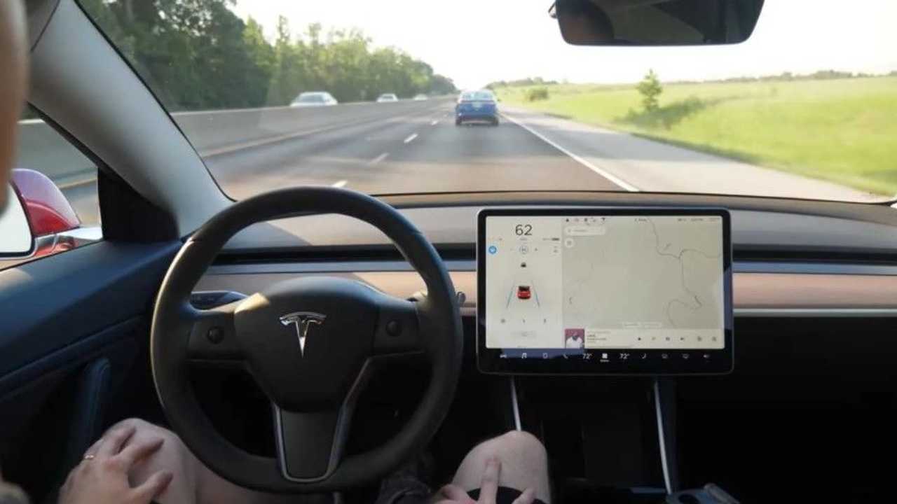 Tesla FSD, la provocazione di Musk: chi non ci crede non è abbastanza intelligente 